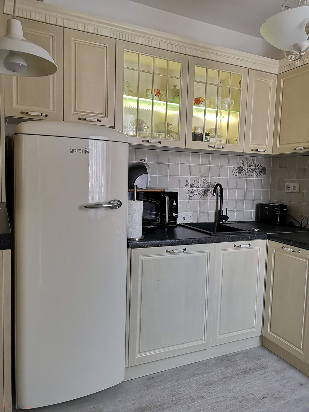 Ретро кухня в бяло, в планината