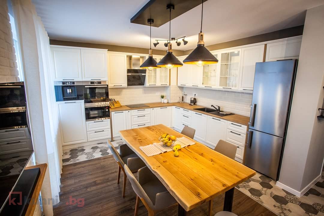 Ъглова кухня в натурални тонове