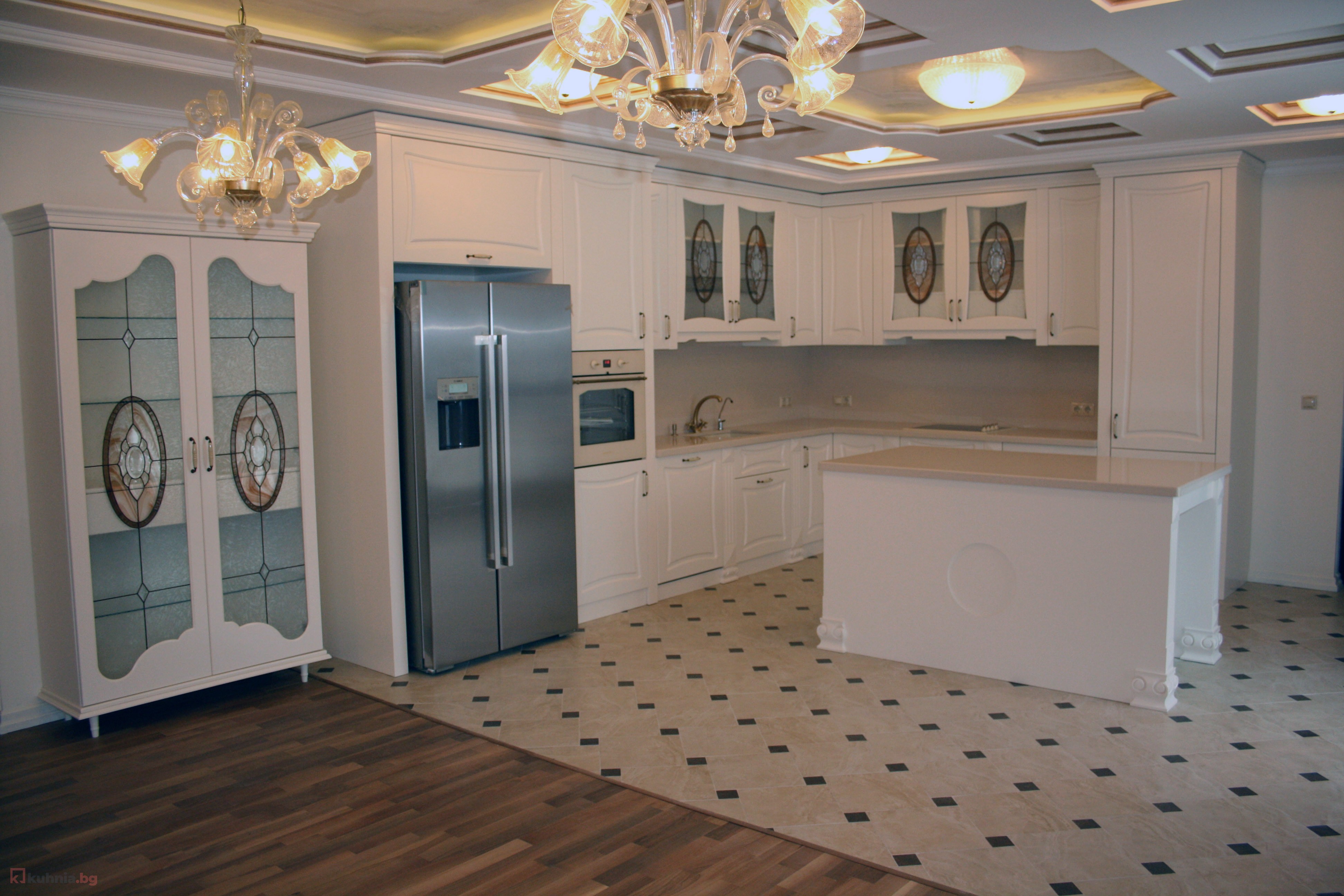 Ъглова класическа кухня в бяло