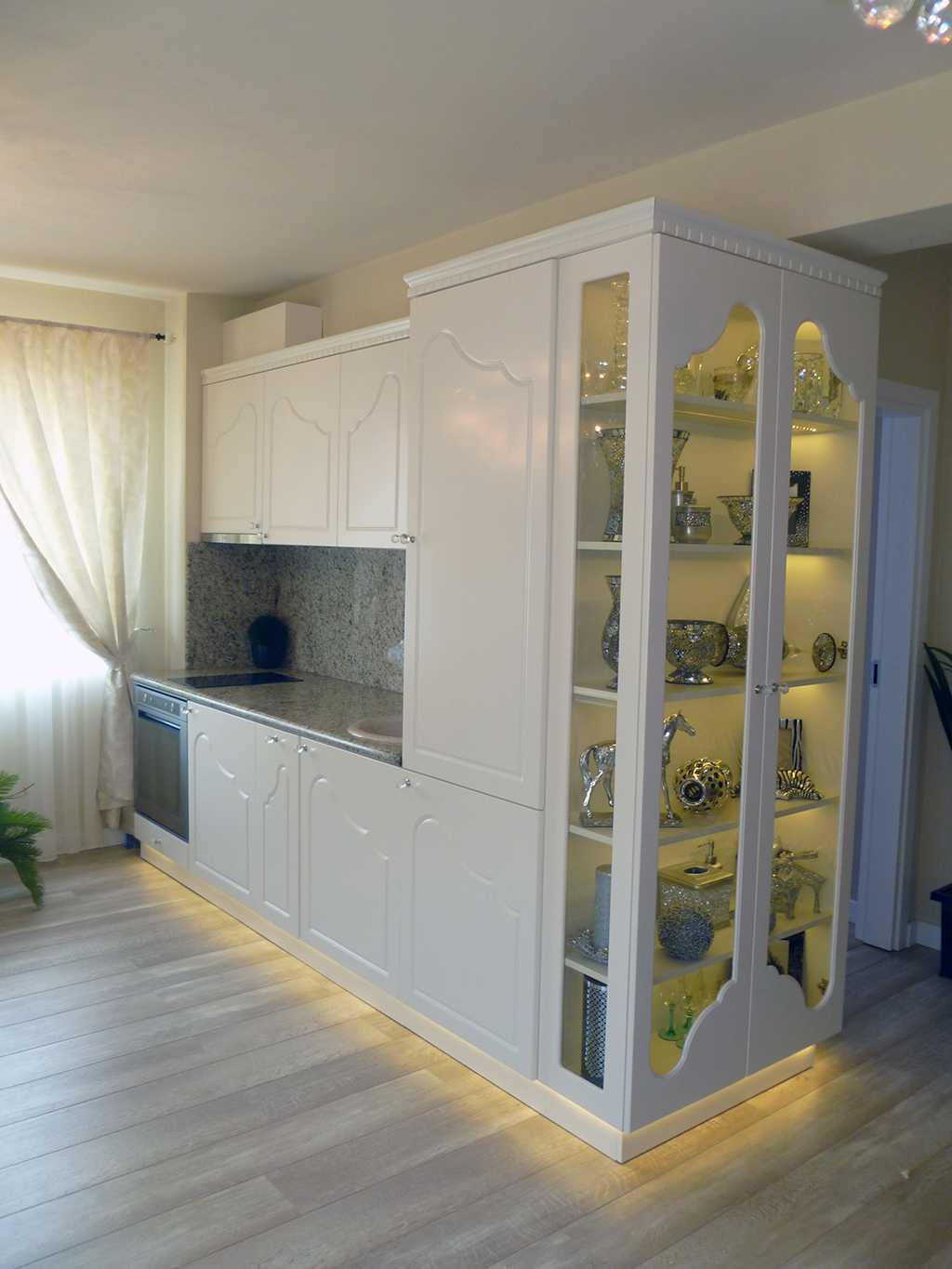 Малка права кухня в бяло