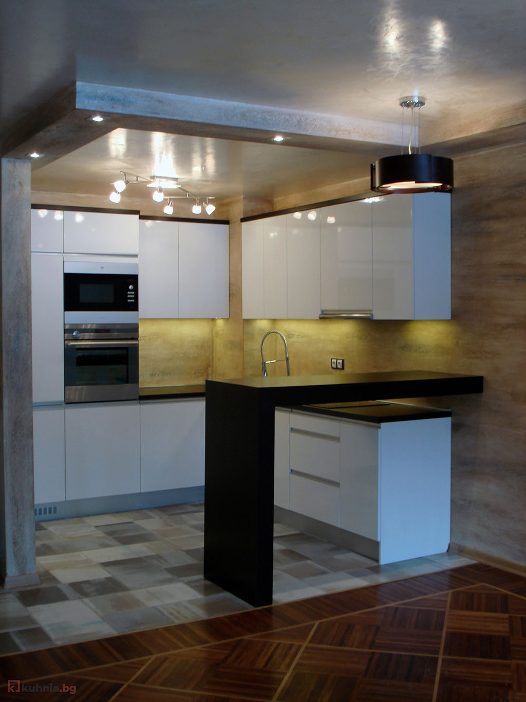 Малка ъглова кухня с бар