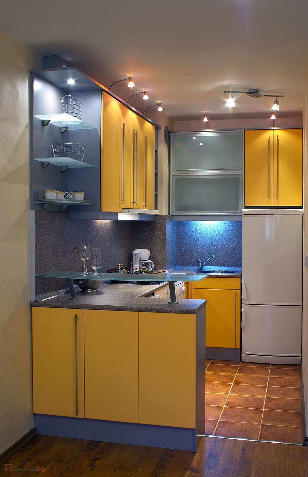 Малка П-образна кухня в жълто