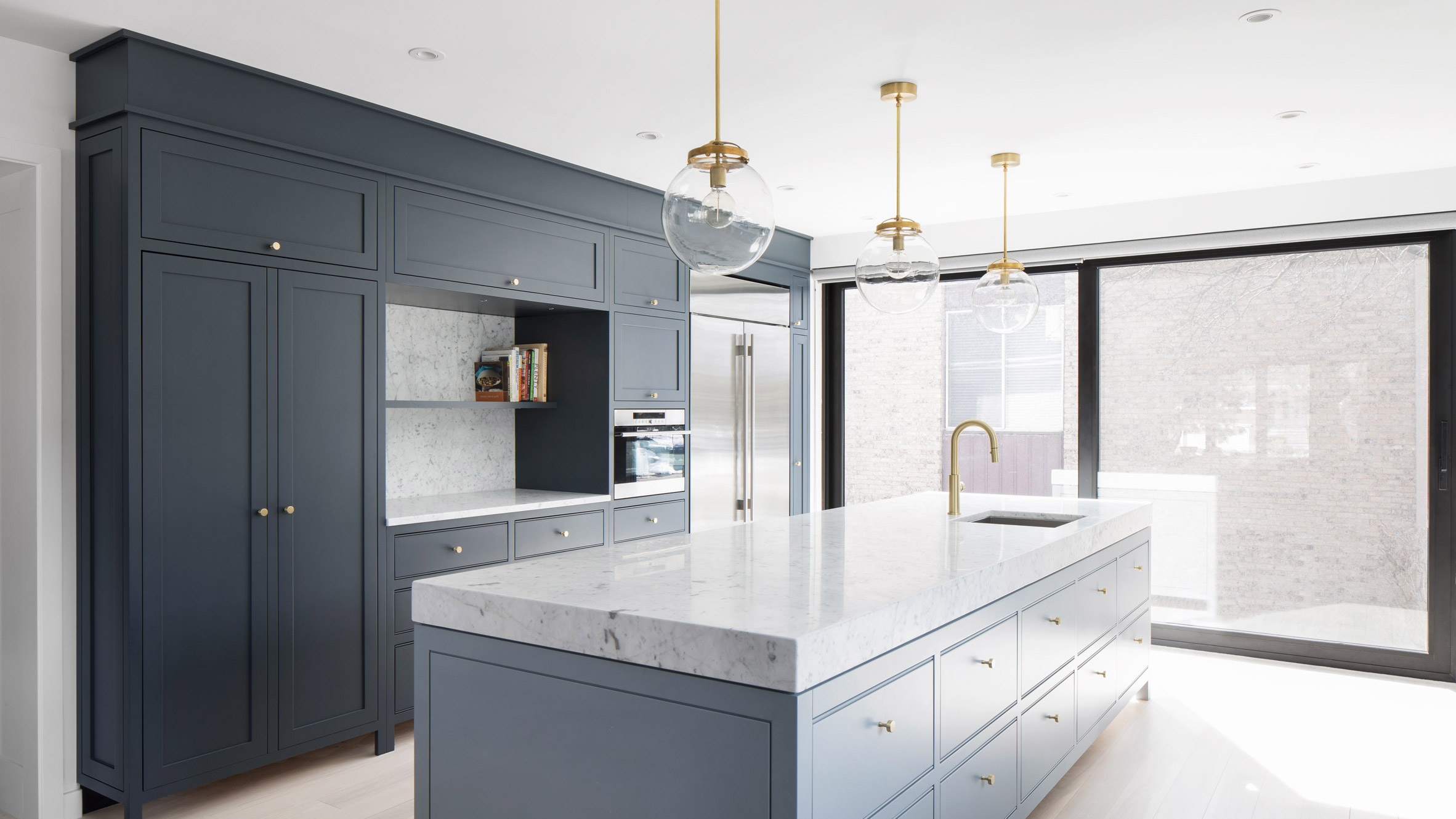 Robitaille Curtis обединява тъмни и светли нюанси в реновирана кухня в Монреал