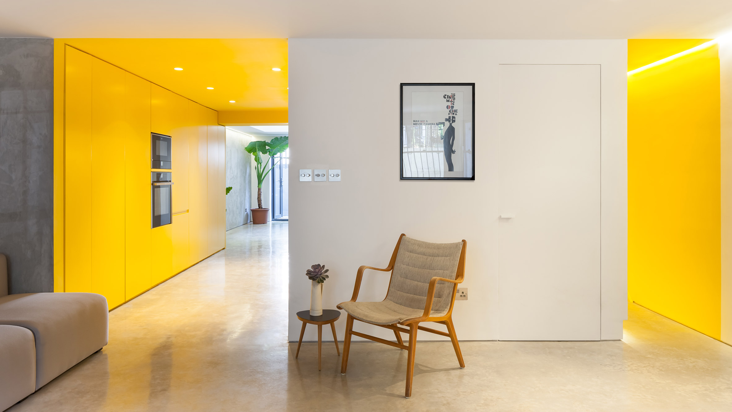 Жълта кухня осветява мазето в къща в Северен Лондон