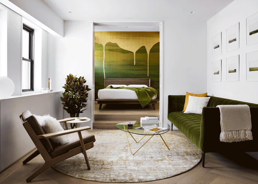 Златна боя се стича по зелената стена на Chelsea Pied-à-Terre